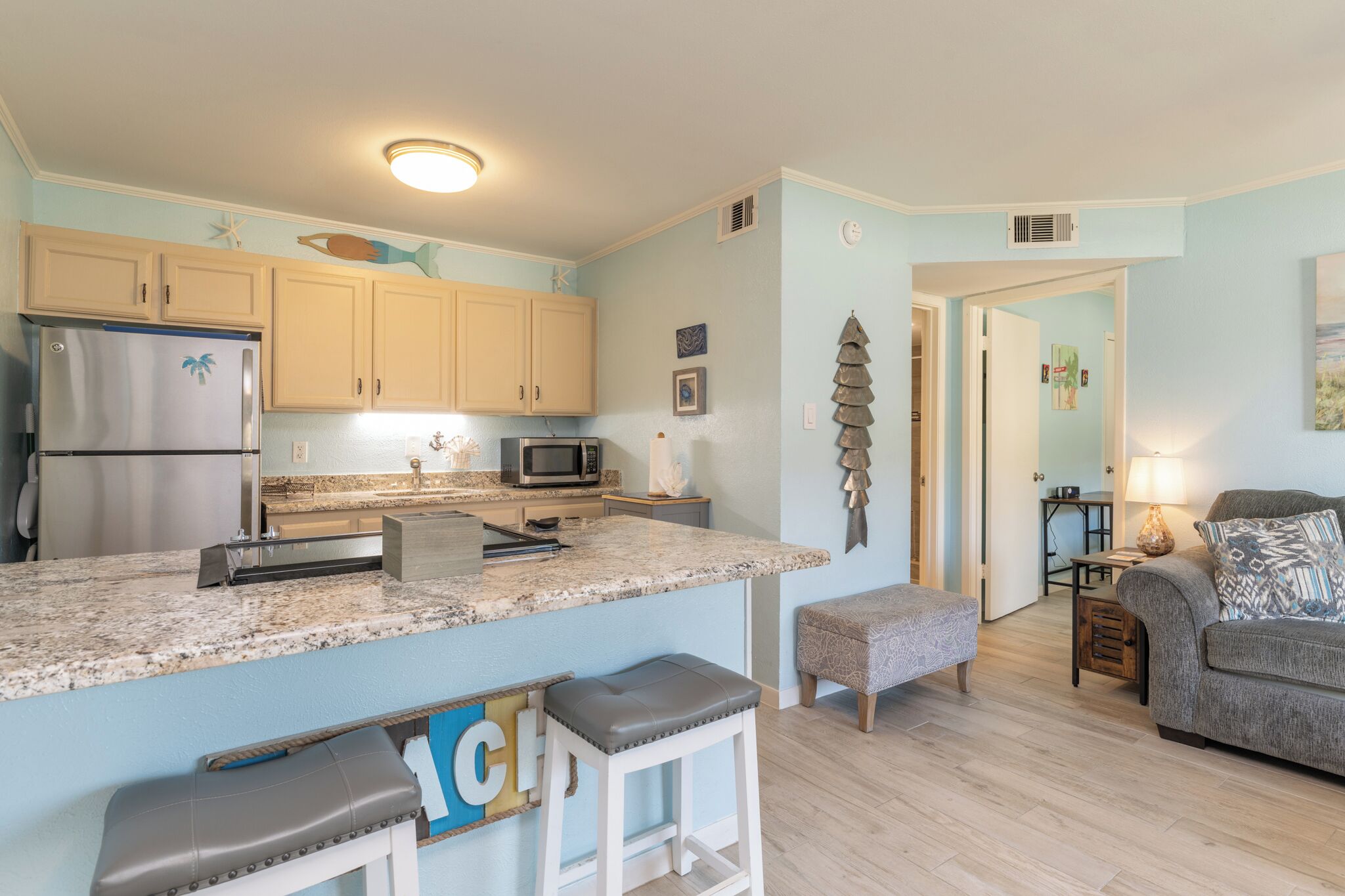 Standaard appartement, 1 kingsize bed met slaapbank, uitzicht op resort, op benedenverdieping | Privékeuken | Een koelkast met diepvriezer, een microgolfoven, een kookplaat