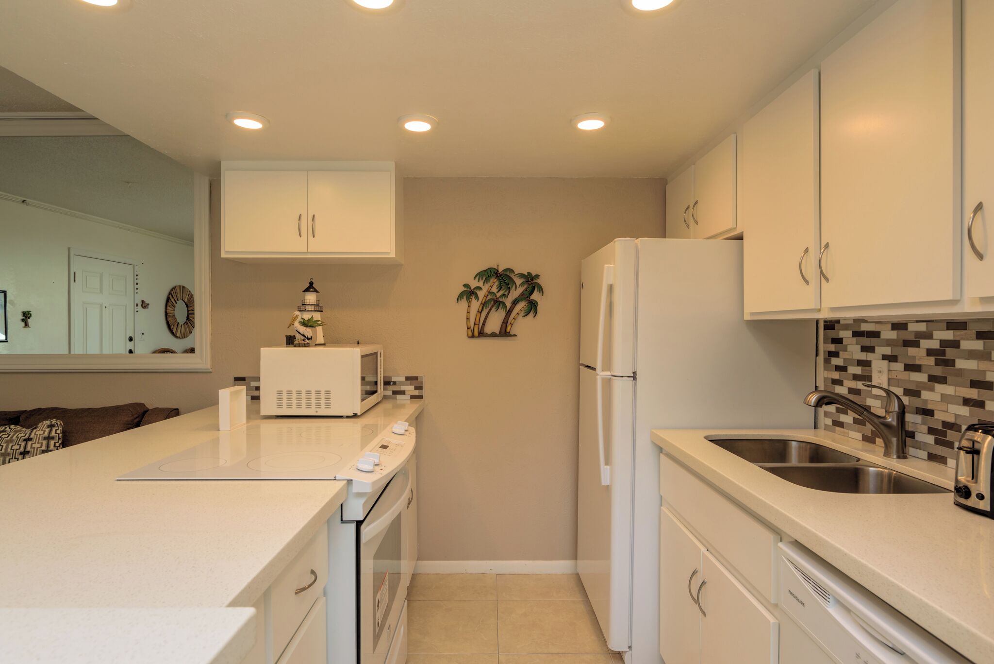 Superior appartement, 1 kingsize bed met slaapbank, balkon, gedeeltelijk uitzicht op oceaan | Privékeuken | Een koelkast met diepvriezer, een microgolfoven, een kookplaat