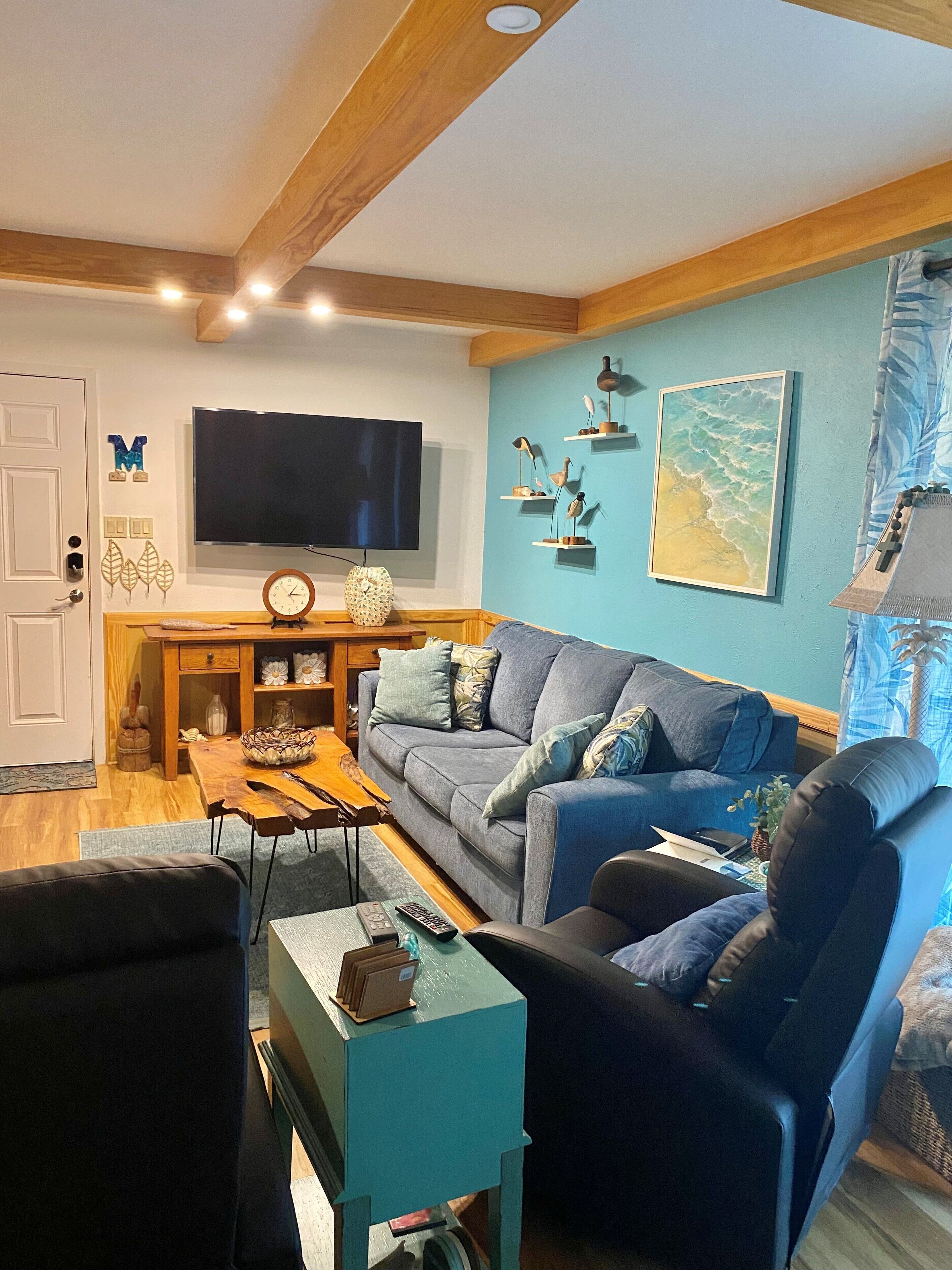 Superior appartement, 1 slaapkamer, uitzicht op de binnenplaats, aan het strand | Woonruimte | Een 24-inch televisie met kabelzenders