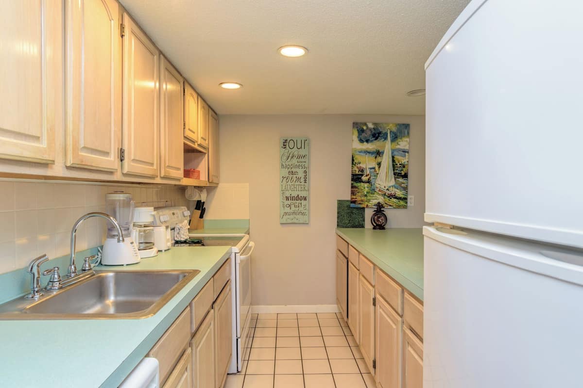 Condo familiar, 3 habitaciones, balcón, vista al patio | Cocina privada | Refrigerador con congelador, microondas y parrilla de estufa