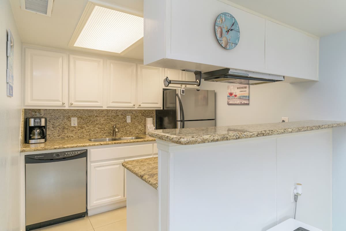 Condo básico, 1 cama King size y sofá cama, vista a la alberca, en el área del patio | Cocina privada | Refrigerador con congelador, microondas y parrilla de estufa