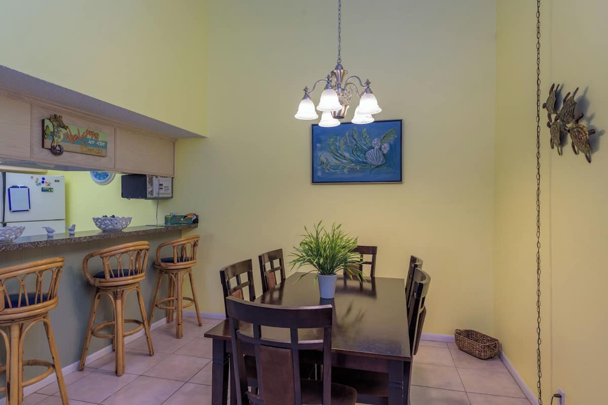 Condo Premium, 2 habitaciones, balcón, vista al patio | Cocina privada | Refrigerador con congelador, microondas y parrilla de estufa