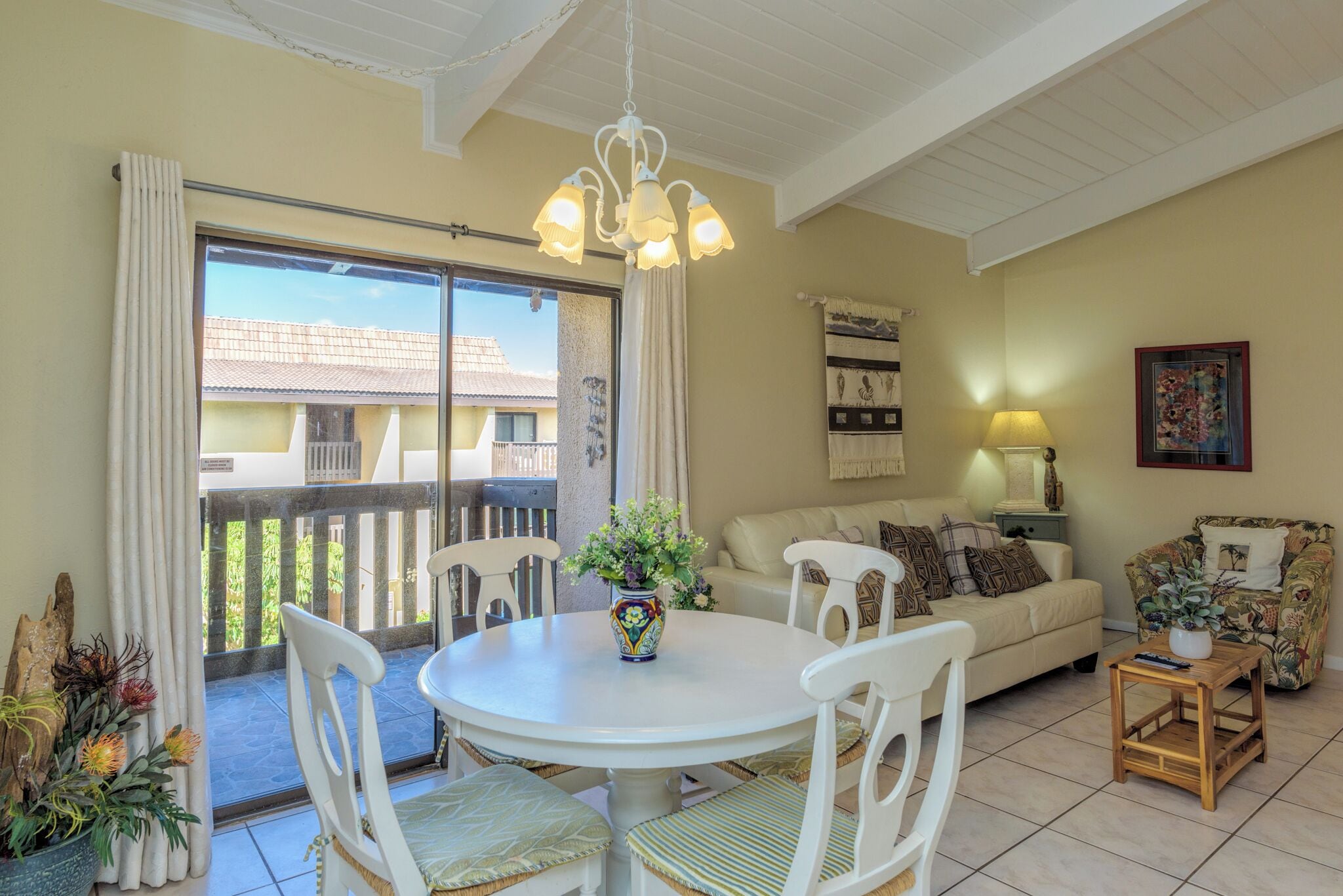 Superior appartement, 1 slaapkamer, balkon, uitzicht op zwembad | Woonruimte | Een 24-inch televisie met kabelzenders