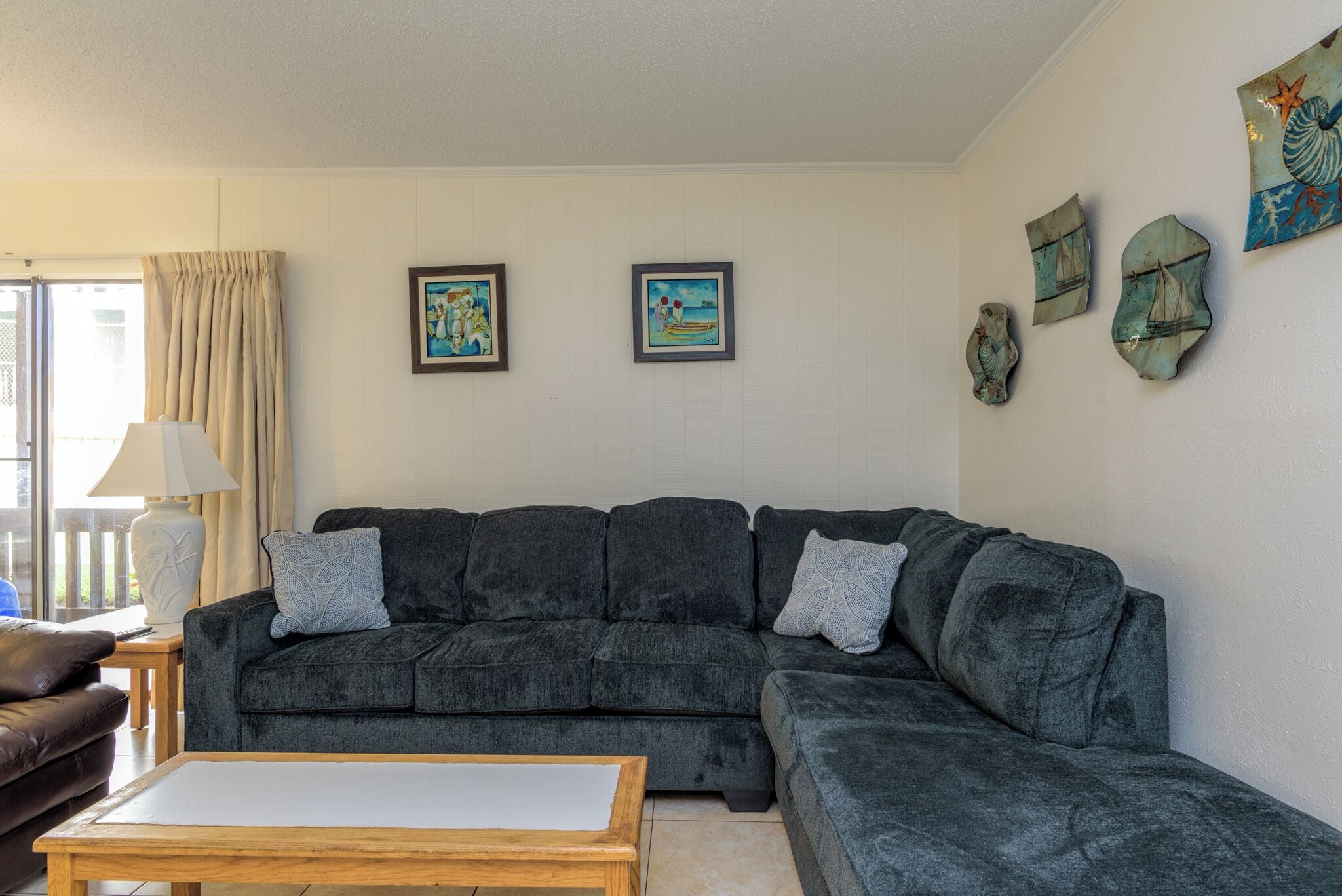 Eenvoudig appartement, 2 tweepersoonsbedden, uitzicht op resort, aan het strand | Woonruimte | Een 24-inch televisie met kabelzenders