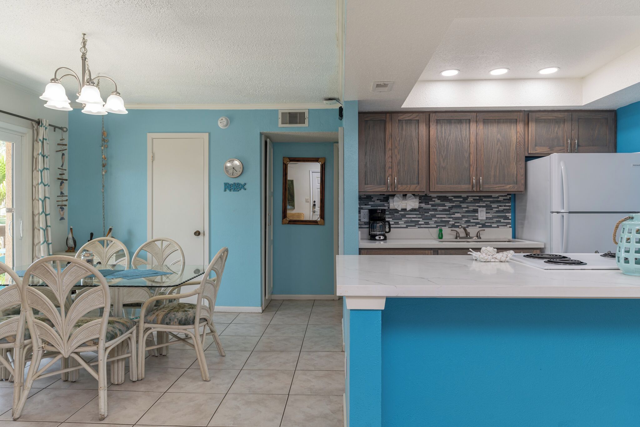 Superior appartement, 1 slaapkamer, balkon, gedeeltelijk uitzicht op oceaan | Privékeuken | Een koelkast met diepvriezer, een microgolfoven, een kookplaat