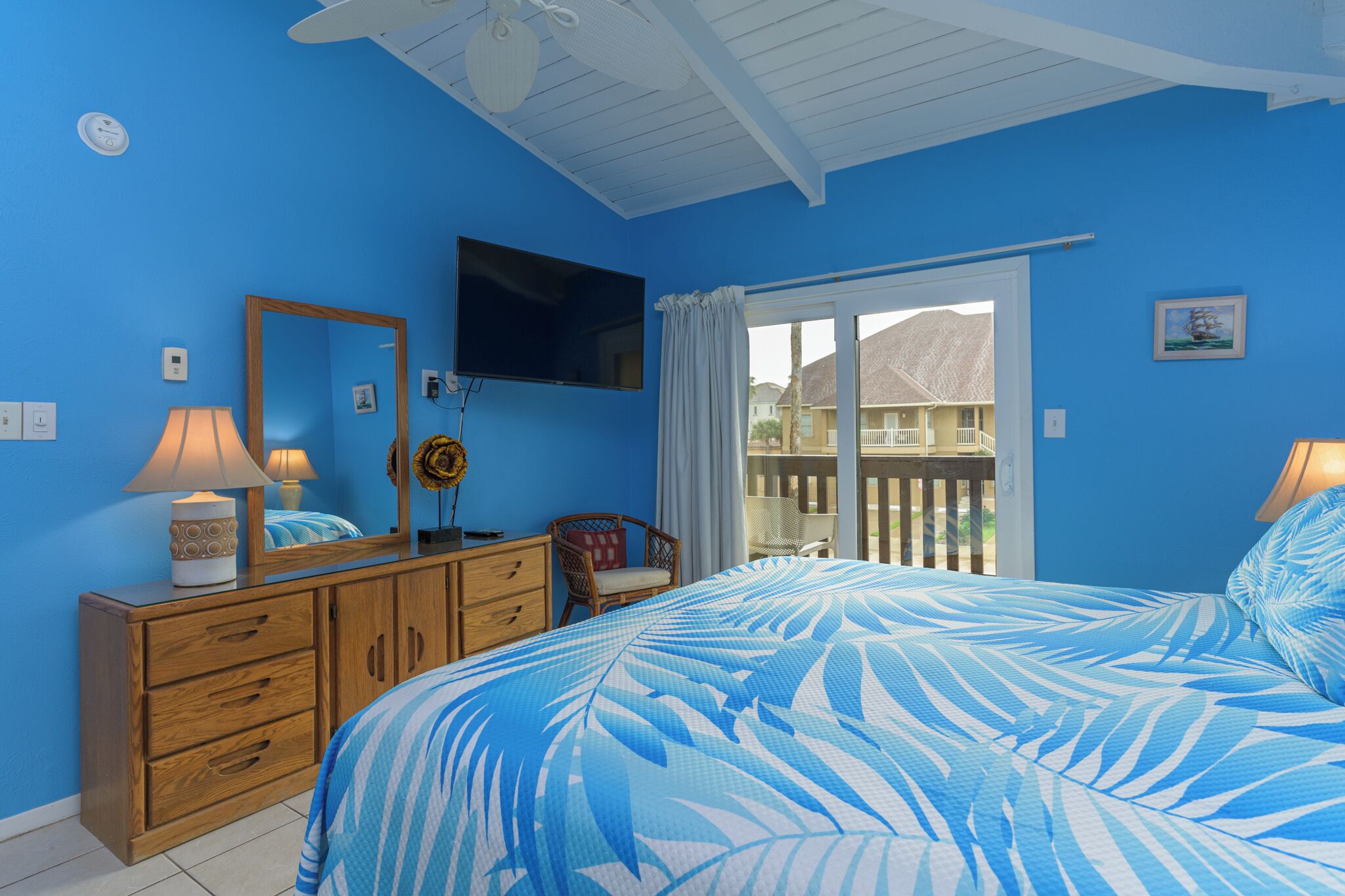 Eenvoudige kamer, 1 kingsize bed, balkon, uitzicht op resort | 1 slaapkamer, individueel gedecoreerd, individueel gemeubileerd