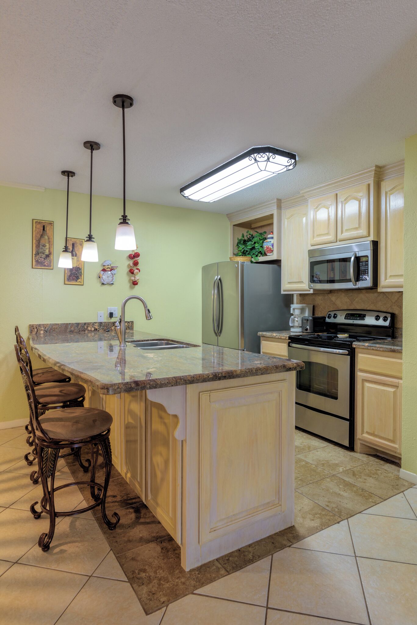 Premium appartement, 2 slaapkamers, uitzicht op de binnenplaats, op benedenverdieping | Privékeuken | Een koelkast met diepvriezer, een microgolfoven, een kookplaat