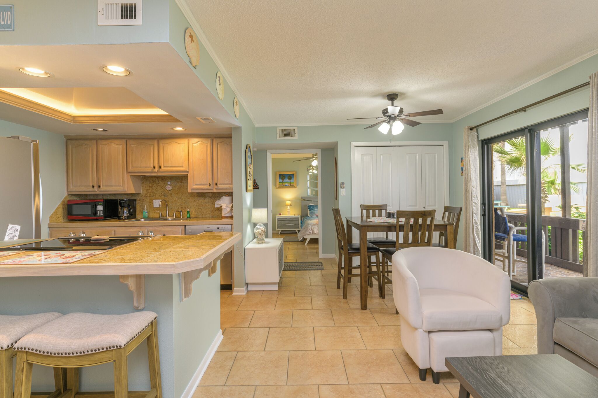 豪華公寓客房, 1 張特大雙人床 | 起居區 | 24-吋電視，提供有線頻道