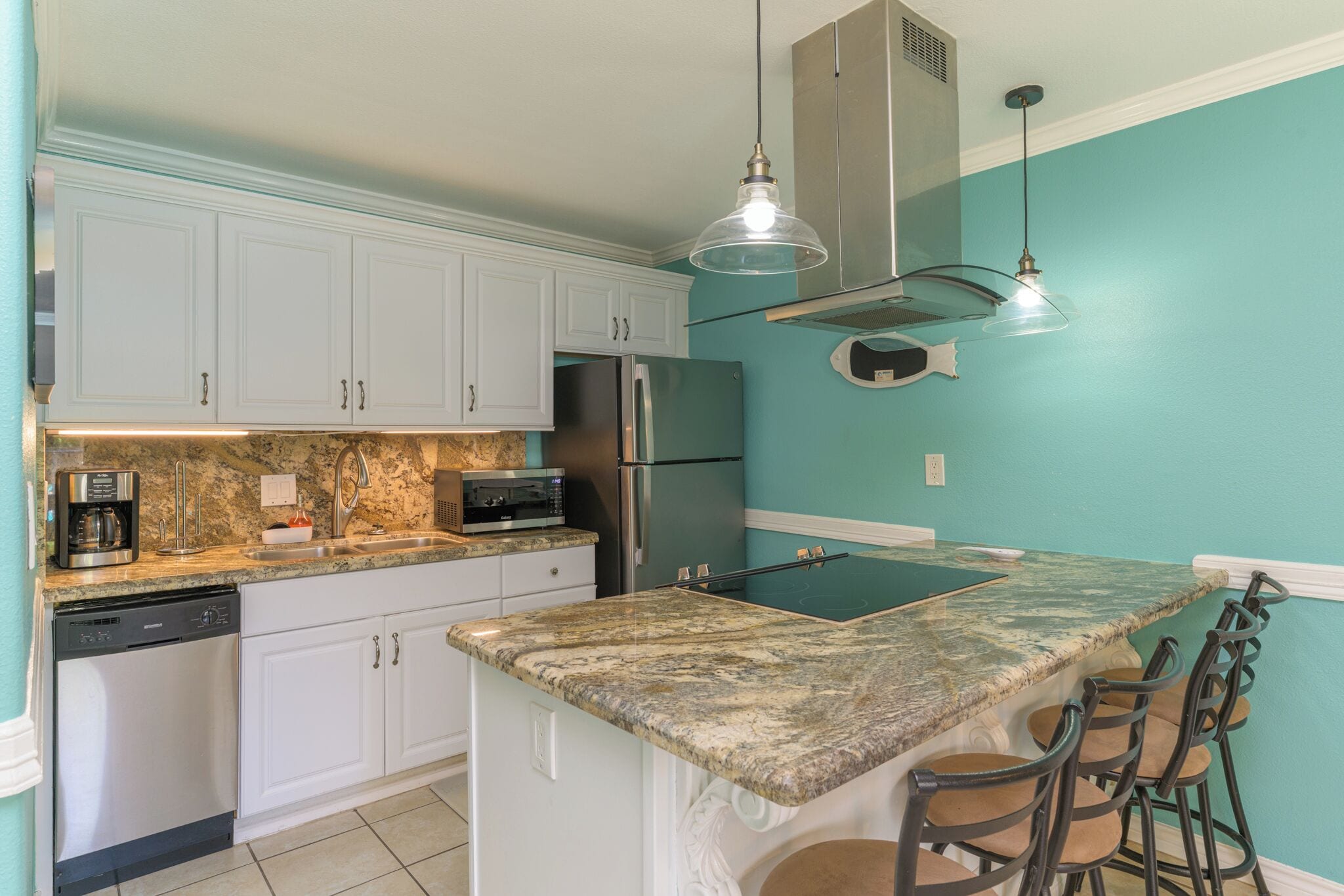 Exclusief appartement | Privékeuken | Een koelkast met diepvriezer, een microgolfoven, een kookplaat