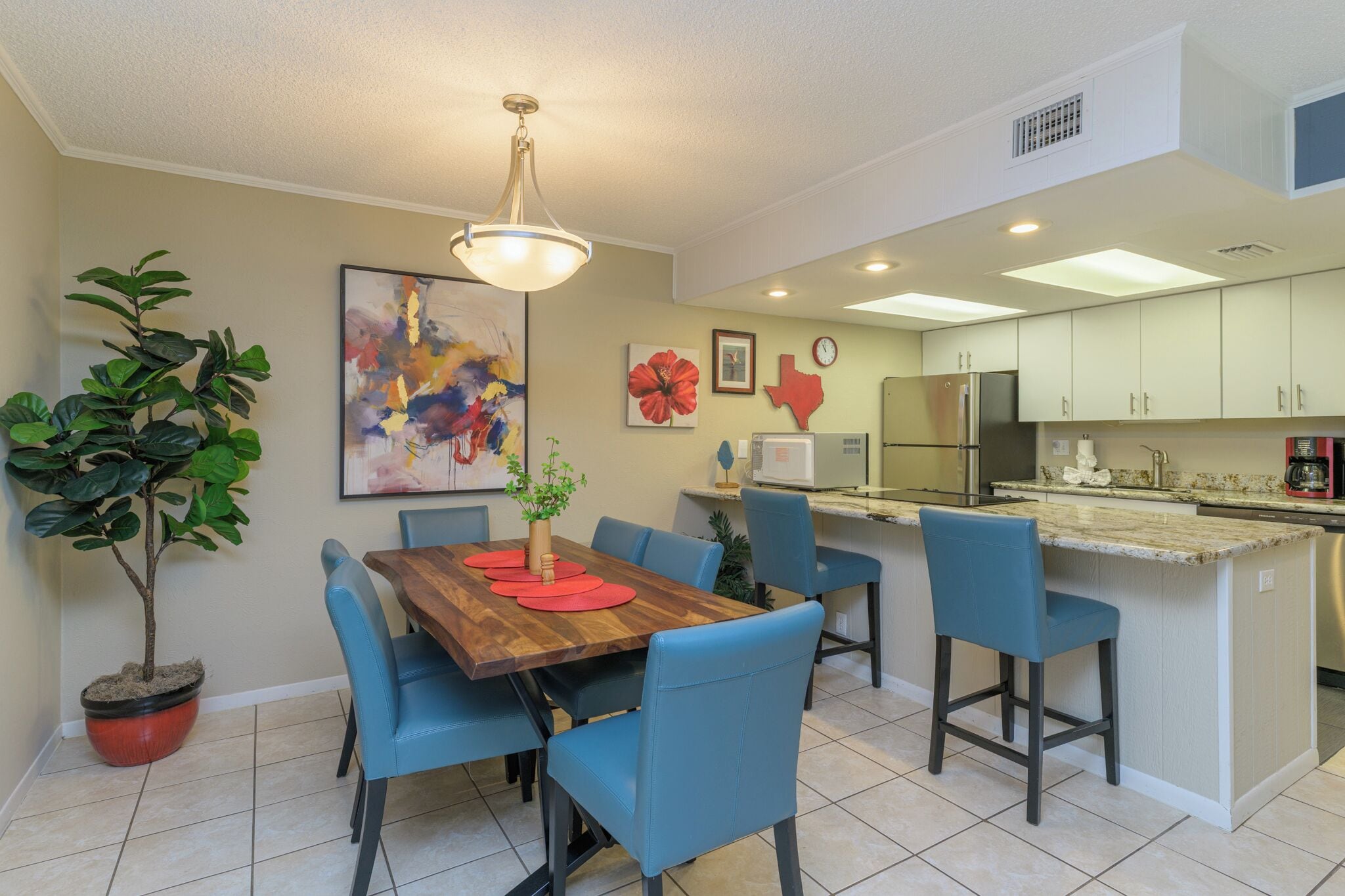 Premium appartement, 2 slaapkamers, uitzicht op zwembad, op benedenverdieping | Privékeuken | Een koelkast met diepvriezer, een microgolfoven, een kookplaat