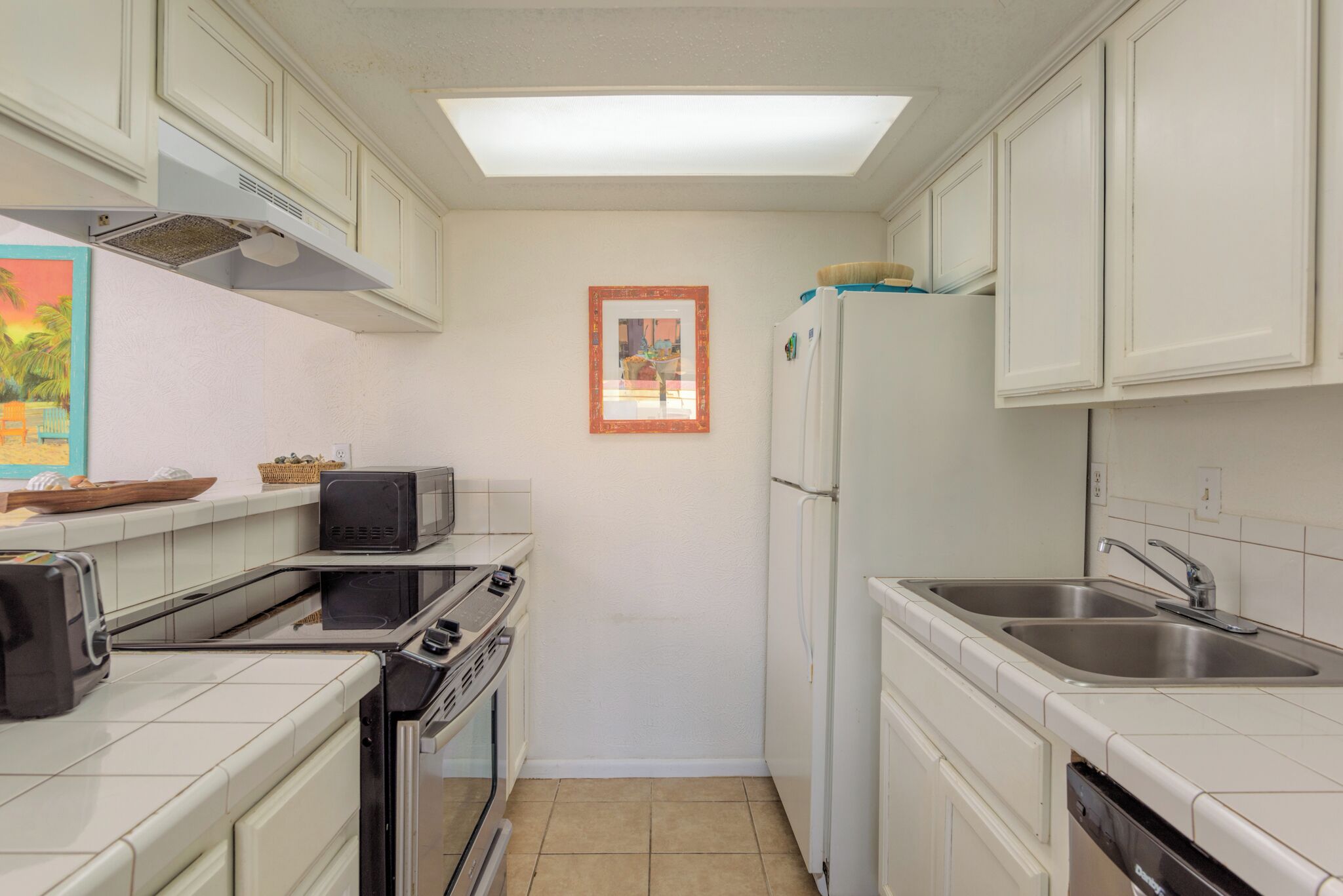 Superior appartement, 1 kingsize bed met slaapbank, uitzicht op resort, aan het strand | Privékeuken | Een koelkast met diepvriezer, een microgolfoven, een kookplaat