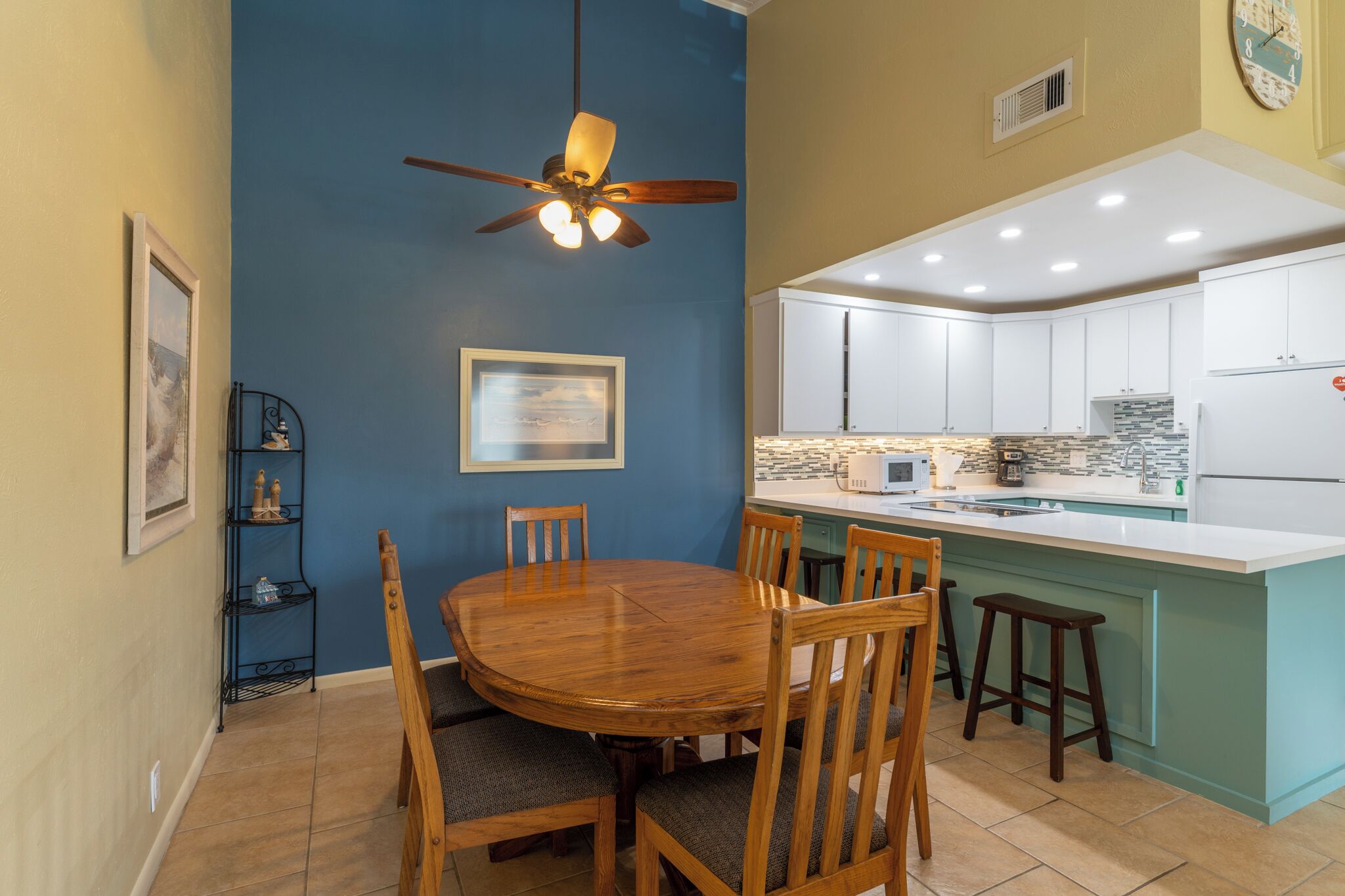 Premium appartement, 2 slaapkamers, balkon, uitzicht op resort | Privékeuken | Een koelkast met diepvriezer, een microgolfoven, een kookplaat