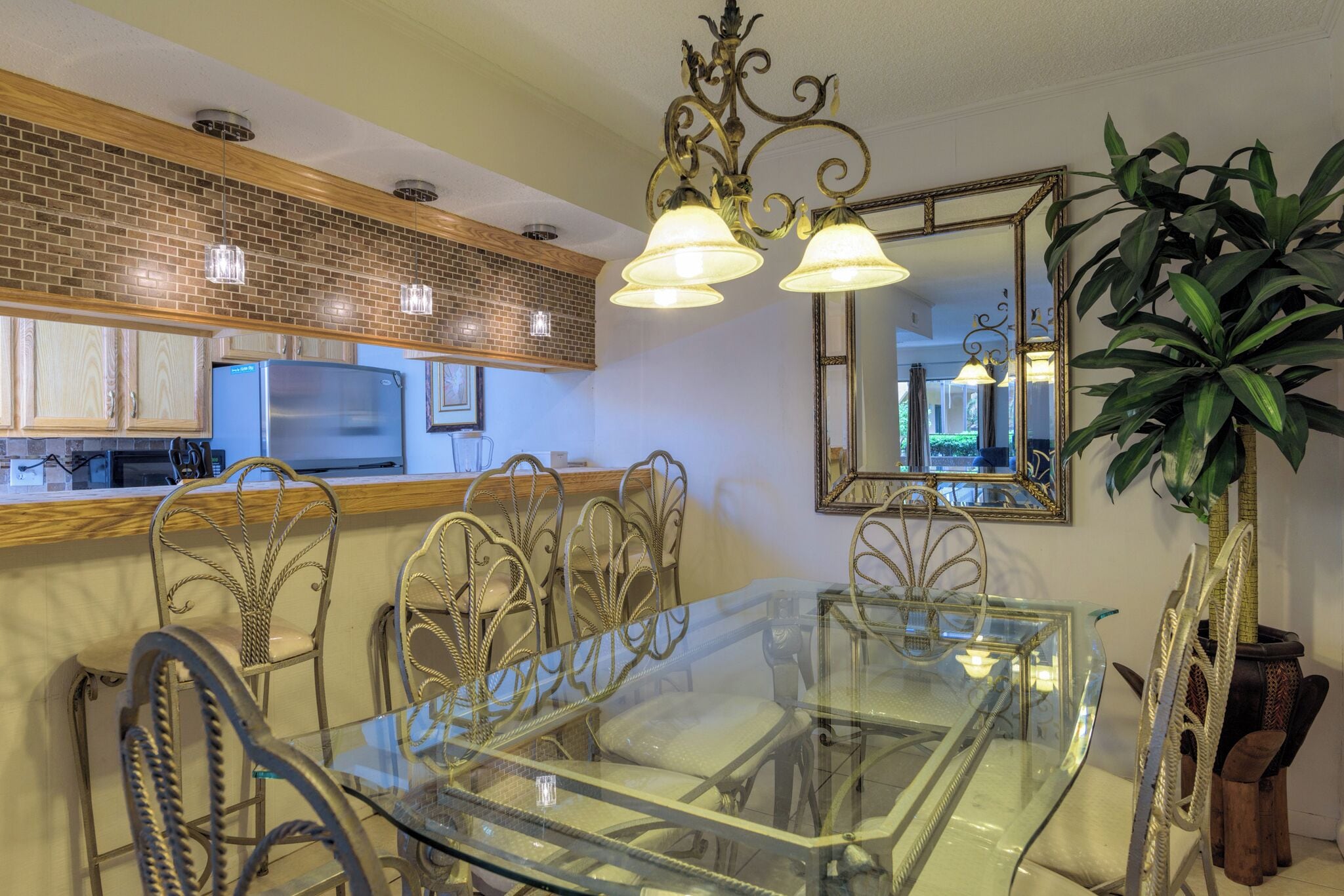 Familie appartement, 3 slaapkamers, uitzicht op de binnenplaats, op benedenverdieping | Privékeuken | Een koelkast met diepvriezer, een microgolfoven, een kookplaat