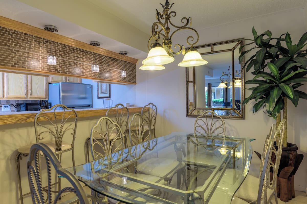 Condo familiar, 3 habitaciones, vista al patio, planta baja | Cocina privada | Refrigerador con congelador, microondas y parrilla de estufa