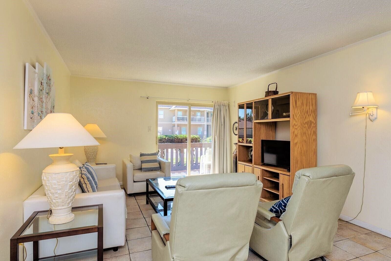 Premium appartement, 2 slaapkamers, uitzicht op resort, op benedenverdieping | Woonruimte | Een 24-inch televisie met kabelzenders