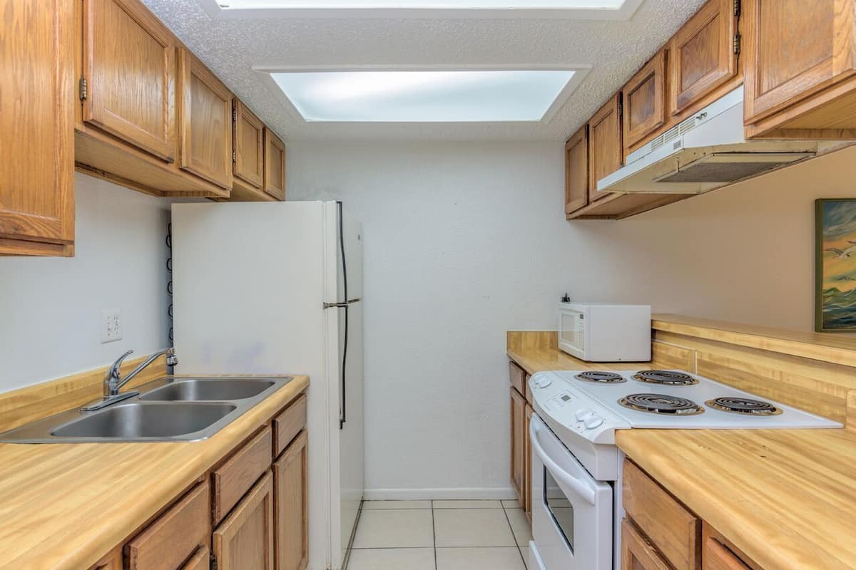 Condo básico, 1 cama King size y sofá cama, vista al patio, junto a la playa | Cocina privada | Refrigerador con congelador, microondas y parrilla de estufa