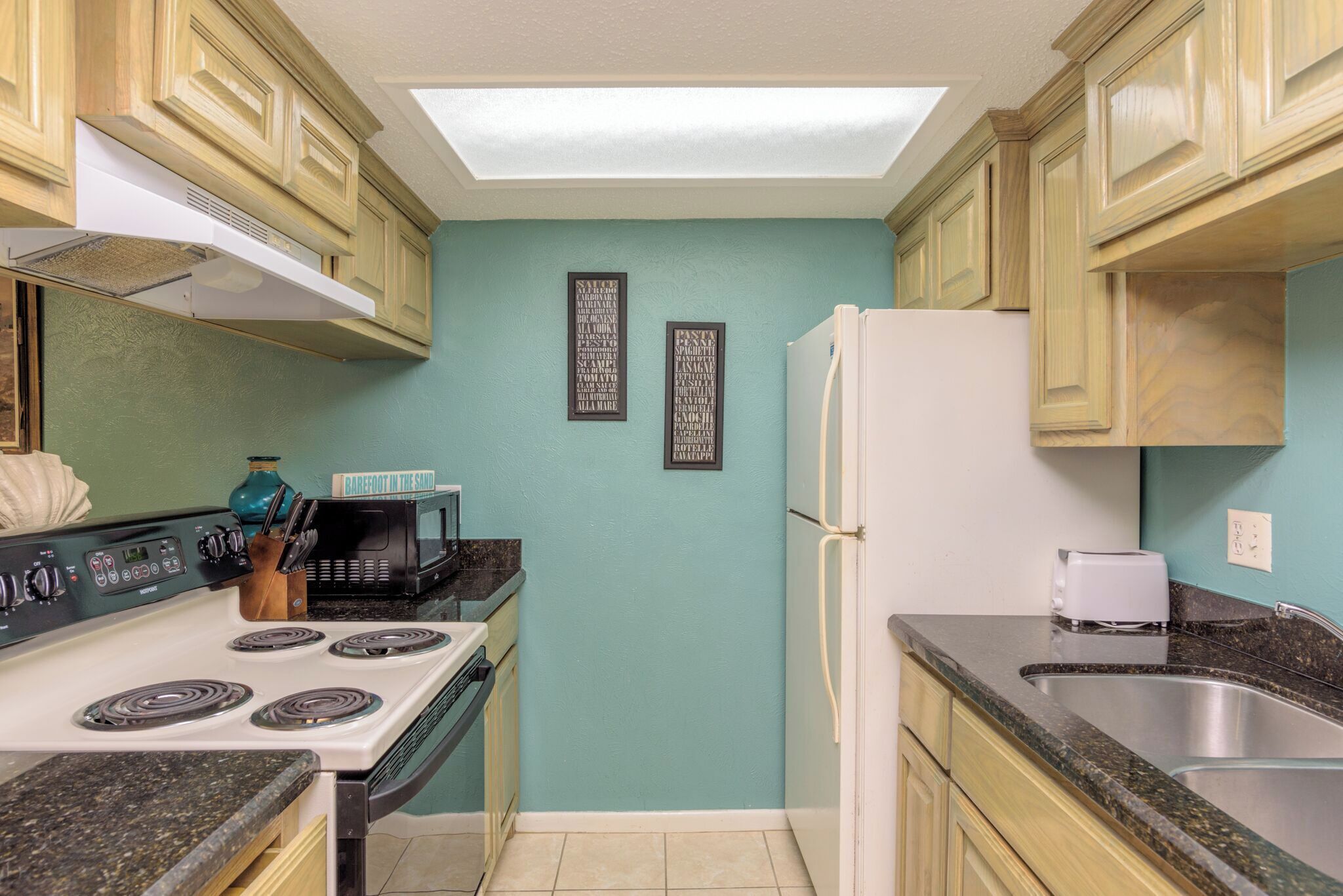 Superior appartement, 1 slaapkamer, uitzicht op zwembad, aan het zwembad | Privékeuken | Een koelkast met diepvriezer, een microgolfoven, een kookplaat