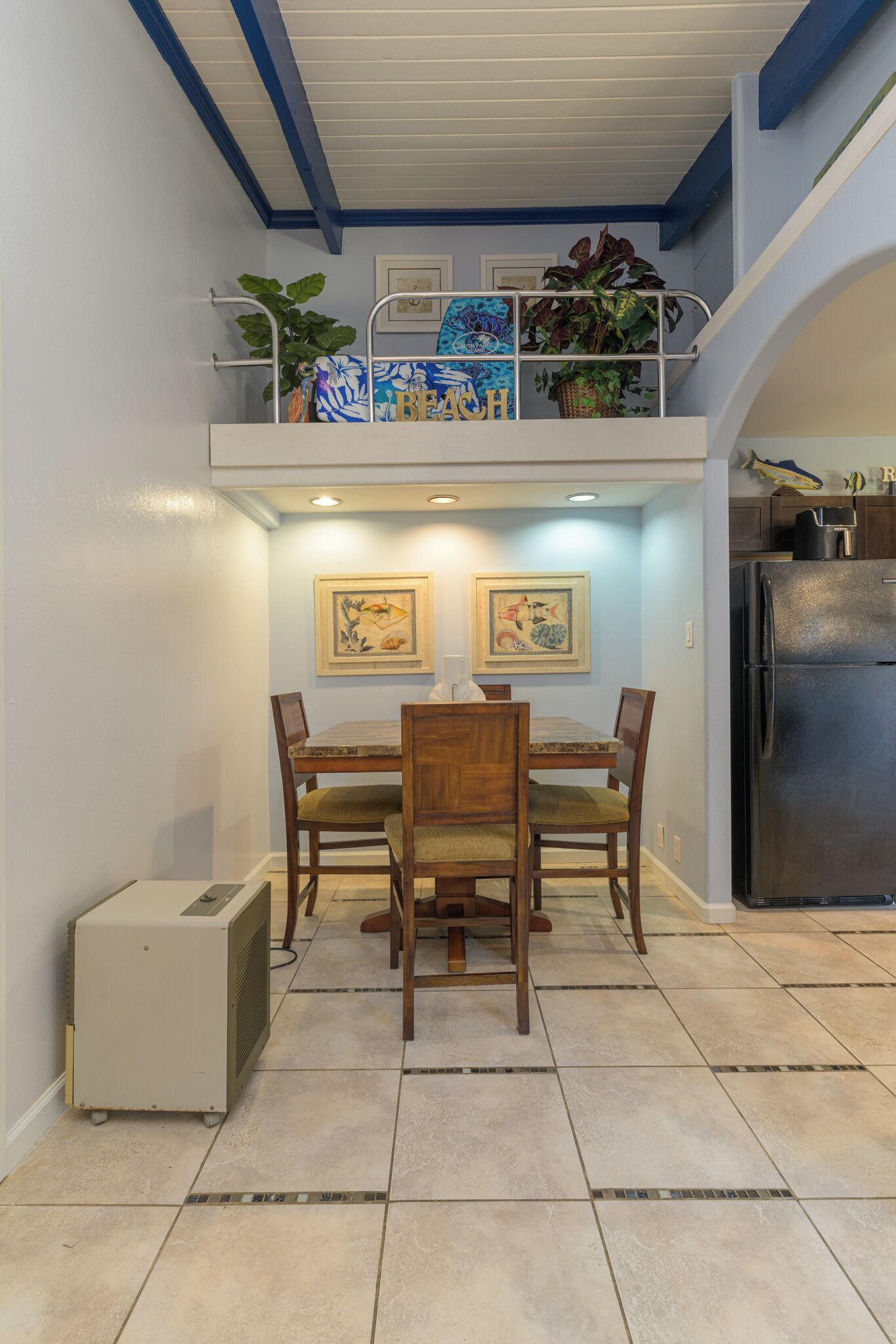 Superior appartement, 1 slaapkamer, balkon, aan de binnenplaats | Privékeuken | Een koelkast met diepvriezer, een microgolfoven, een kookplaat