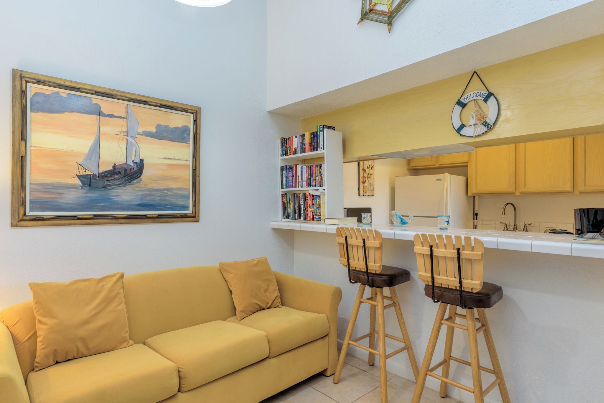 Eenvoudig appartement, 1 kingsize bed met slaapbank, uitzicht op zee, aan het strand | Woonruimte | Een 24-inch televisie met kabelzenders