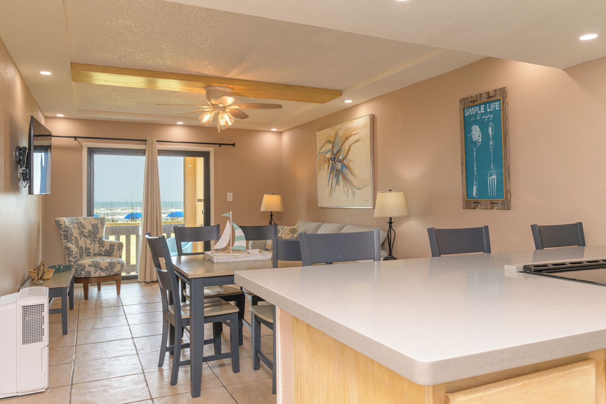 商務公寓客房, 1 間臥室, 海灘景觀, 海濱 | 起居區 | 24-吋電視，提供有線頻道