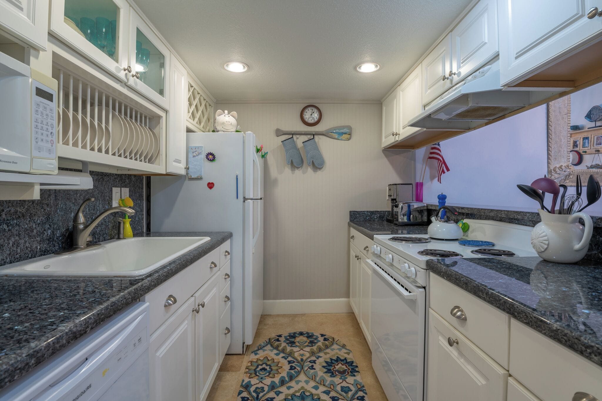 Premium appartement | Privékeuken | Een koelkast met diepvriezer, een microgolfoven, een kookplaat