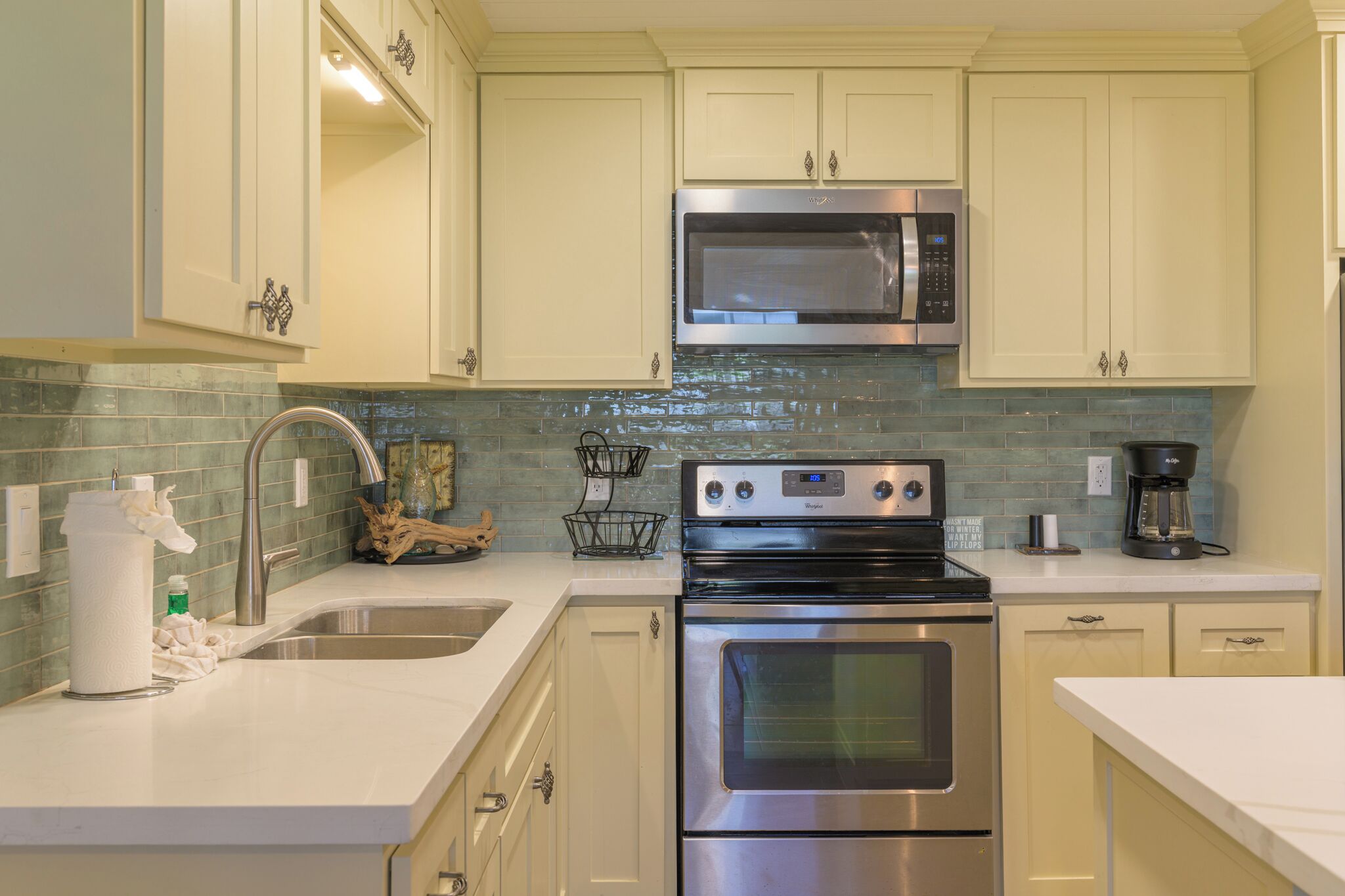 Superior appartement, Meerdere bedden, gedeeltelijk uitzicht op oceaan, aan het strand | Privékeuken | Een koelkast met diepvriezer, een microgolfoven, een kookplaat