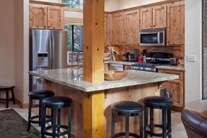 House, 4 Bedrooms | In-room dining