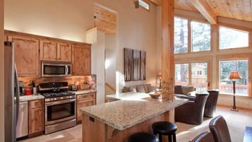 Maison, 4 chambres | Cuisine privée | Grand réfrigérateur, micro-ondes, plaque de cuisson, lave-vaisselle