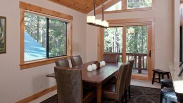 Maison, 4 chambres | Restauration dans la chambre