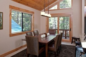 House, 4 Bedrooms | In-room dining