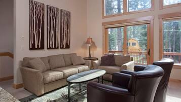 Maison, 4 chambres | Salle de séjour | Télévision à écran plat, lecteur de DVD, station d'accueil iPod