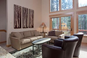 House, 4 Bedrooms | Living room