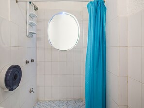 Habitación estándar | Baño | Regadera y toallas 