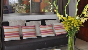 Lobby sitting area - Hostelito Hostal (Cozumel)