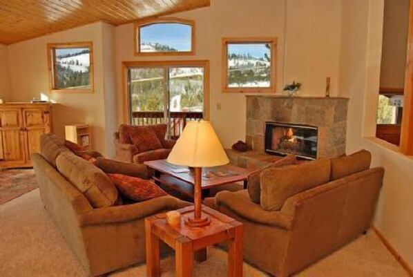 House, 3 Bedrooms | Living room | Flat-screen TV, DVD player