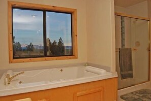 House, 3 Bedrooms | Deep-soaking bathtub