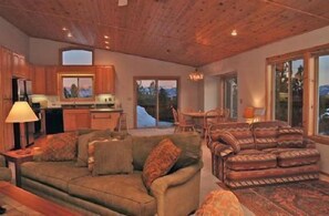 House, 3 Bedrooms | Living room | Flat-screen TV, DVD player