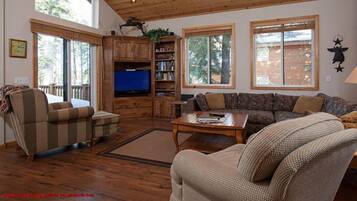 Rumah, 4 kamar tidur | Ruang keluarga | TV layar datar dan pemutar DVD