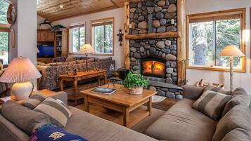 House, 4 Bedrooms | Living room | Flat-screen TV, DVD player