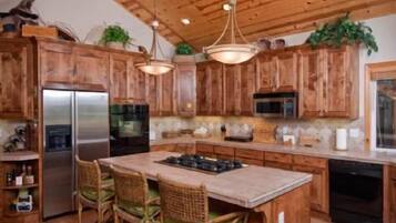 House, 4 Bedrooms | Private kitchen | Full-size fridge, microwave, oven, stovetop