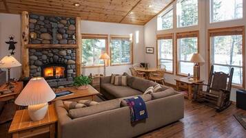 House, 4 Bedrooms | Living room | Flat-screen TV, DVD player