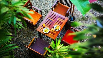 تناول الطعام بالخارج