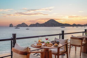 6 restaurants; s'hi serveixen esmorzars, dinars i sopars
