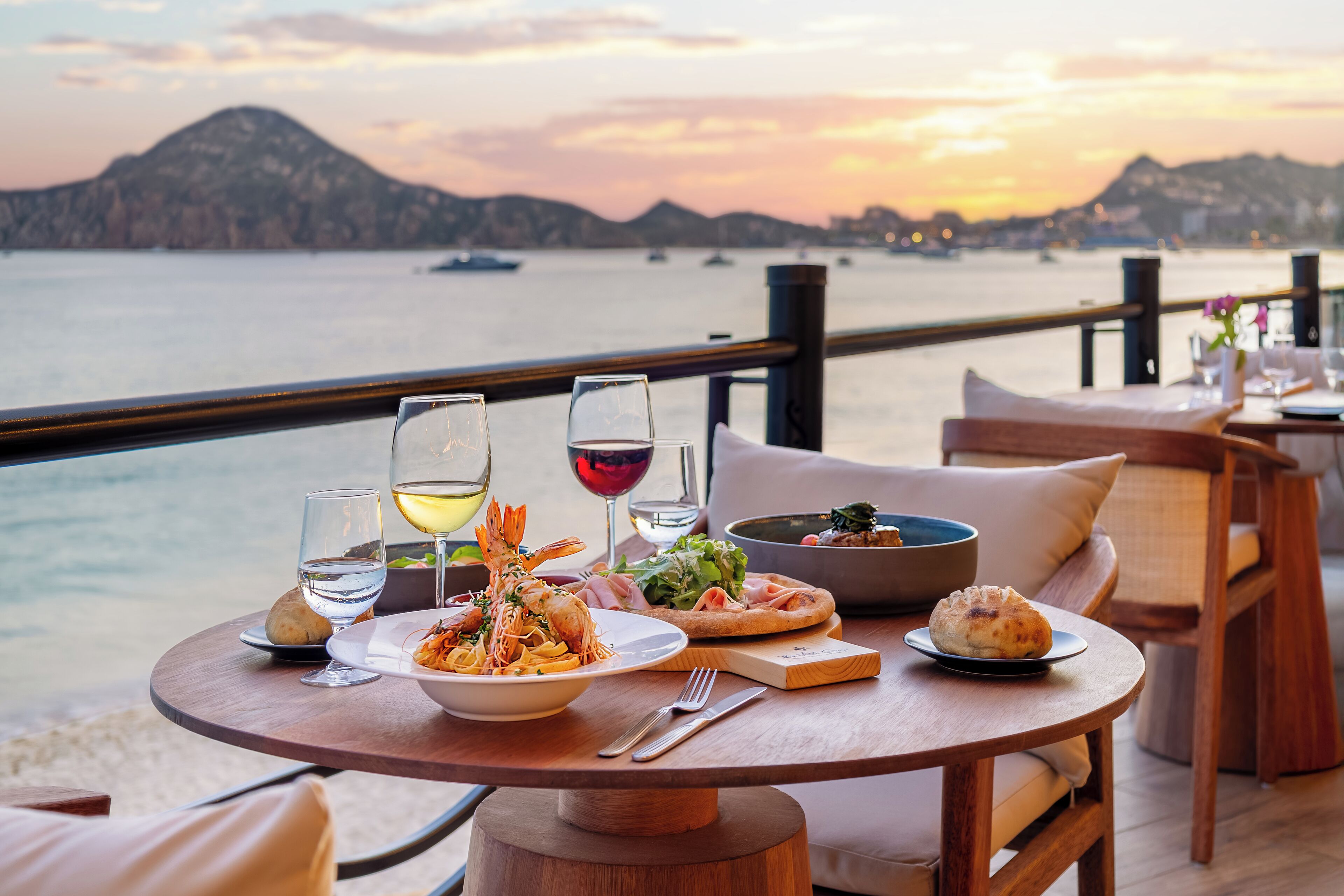 6 restaurants; breakfast, lunch and dinner served 