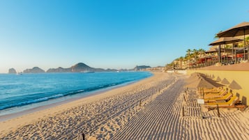 En la playa, camastros, sombrillas y toallas de playa