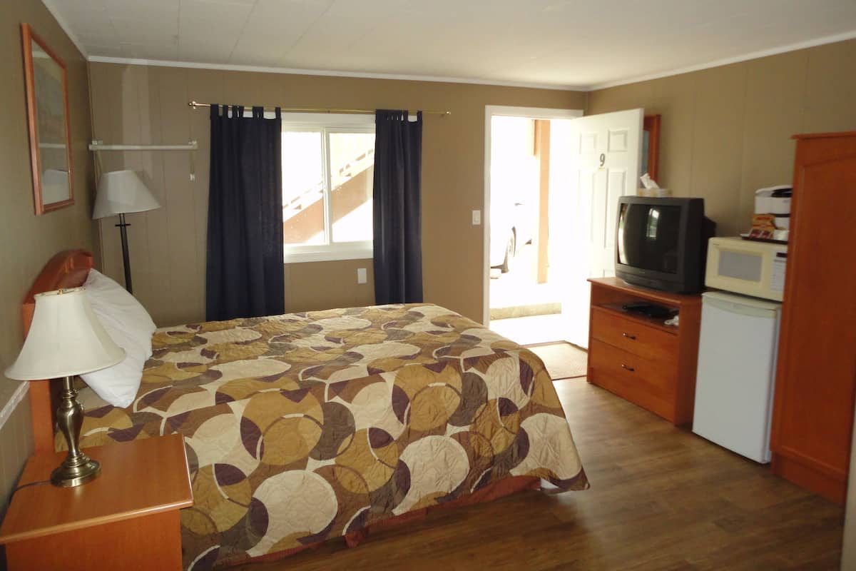 Desk, iron/ironing board, free WiFi