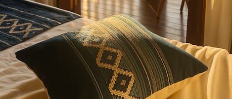 Deluxe Family River View | Literie de qualité, couette en duvet, coffre-fort, décor unique