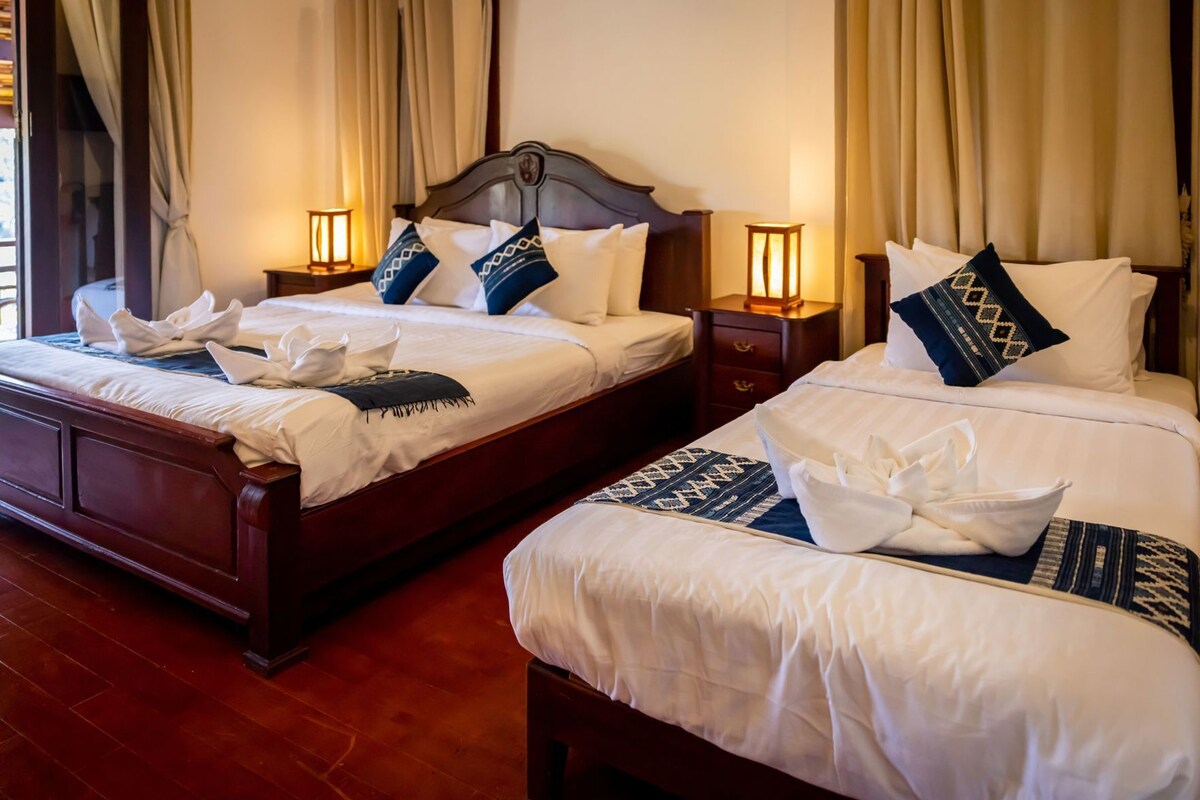 Premium bedding, down comforters, in-room safe, desk
