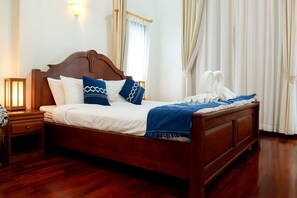 Chambre Deluxe double | Literie de qualité, couette en duvet, coffre-fort, décor unique