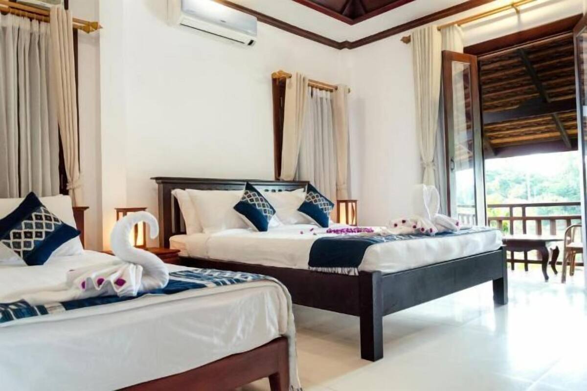 Premium bedding, down comforters, in-room safe, individually decorated